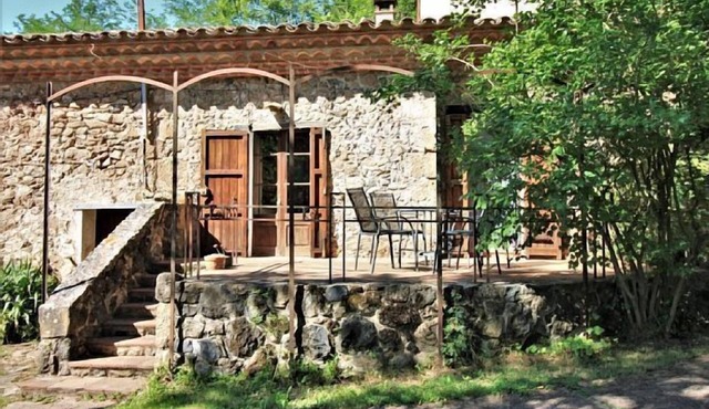Beautiful farmhouse with capacity for 8 people located 5 minutes from "La Fageda".