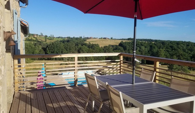 Beautiful Farmhouse in Dordogne Valley, large private Heated Pool, amazing views
