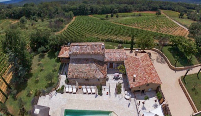 Beautiful farmhouse in the heart of Provence with pool, surrounded by vineyards