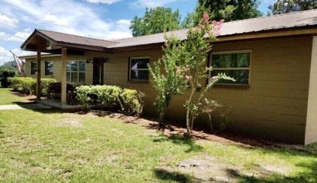 Beautiful farmhouse on acreage! Interact with the horses, enjoy the country!