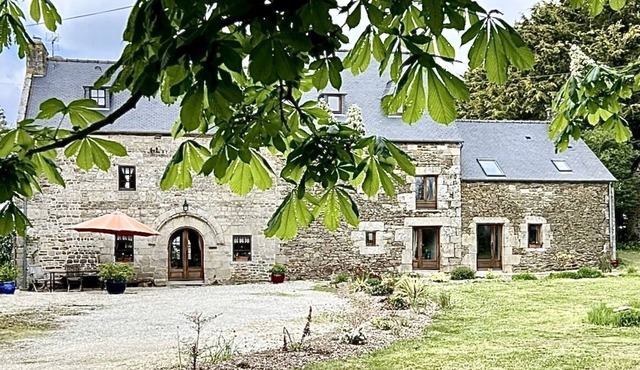 Beautiful farmhouse sleeps 2 to 6+ with 4 bedrooms, 1 bath & 3 shower rooms.