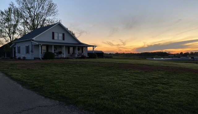 Beautiful Farmhouse near Lake Cumberland