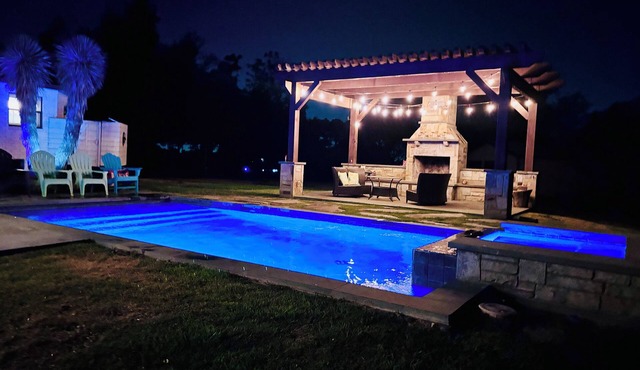 Beautiful Farmhouse w/pool on 6 acres ranch