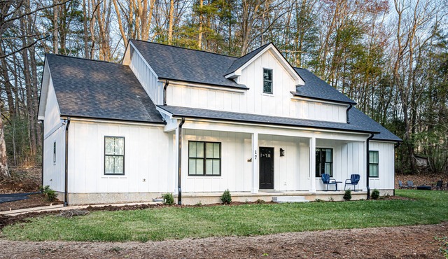 Beautiful Farmhouse with Hot Tub and Fire Pit!