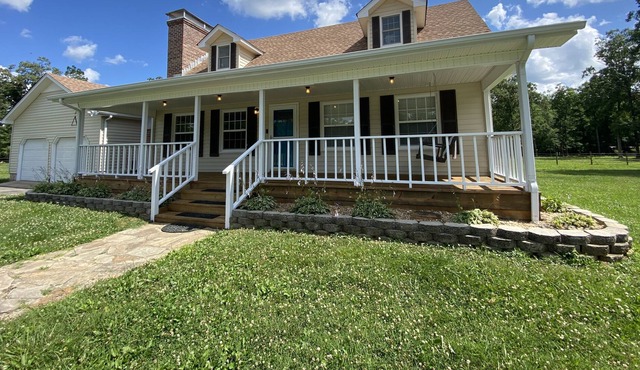 Beautiful farmhouse with animals on property! Close to Jack Daniels