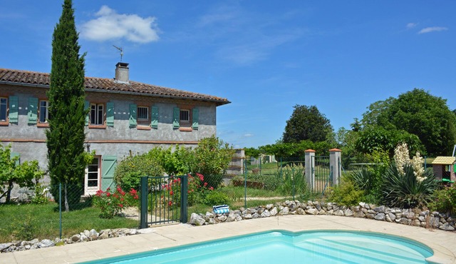 Beautiful farmhouse with pool, 35 minutes west of Toulouse, family-friendly