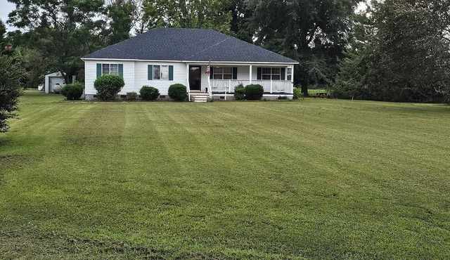 Beautiful farmhouse with 3 bedrooms and 4 Queen beds for a cozy stay