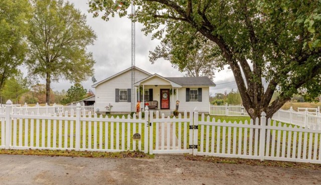 Beautiful farmstay minutes from I-65 and Smith Lake. Plenty of boat parking