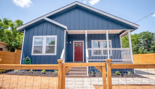 Beautiful Fenced 3BR 2BA Near Exciting Downtown