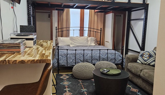 Beautiful first floor STUDIO apartment including hot tub + pool