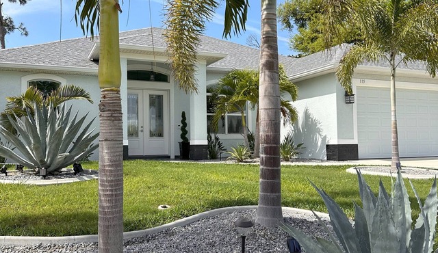 Beautiful Floridian Oasis with Heated Pool, Hot Tub and Close to Beaches!