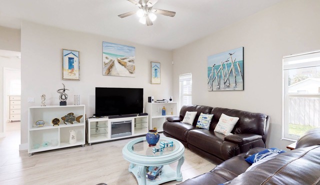 Beautiful Fort Pierce Beachside House — Dog-Friendly, Fenced-In Backyard & Prime Location! 🌴