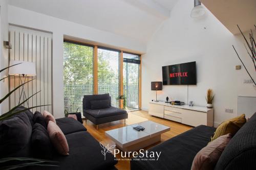 Beautiful Four Bed House By PureStay Short Lets & Serviced Accommodation Coventry With Parking