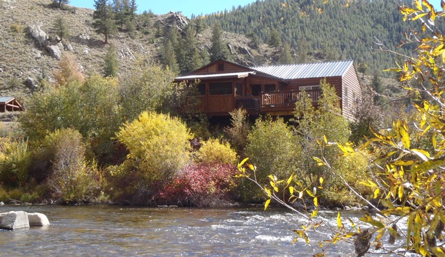 Beautiful Four Bedroom Taylor River Cabin with Private Hot Tub