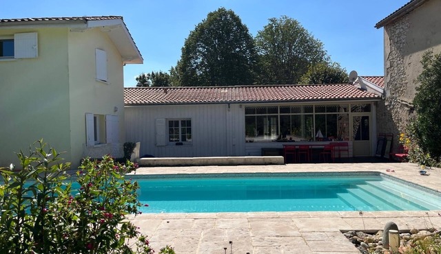 Beautiful character farmhouse in the heart of the Bordeaux vineyards -