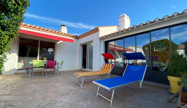 Beautiful 6/8 person house 200m from the sea+ large shared swimming pools