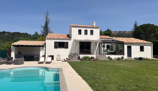 Beautiful Provencal villa 130 m2, quiet location, private pool, near Aix-en-Provence: