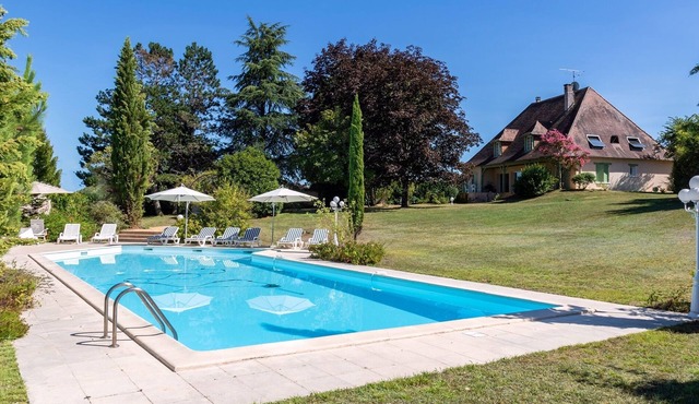 Beautiful charming house with shaded park and swimming pool near Brantome