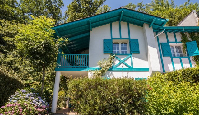 Beautiful typical Basque apartment in residence with swimming pool