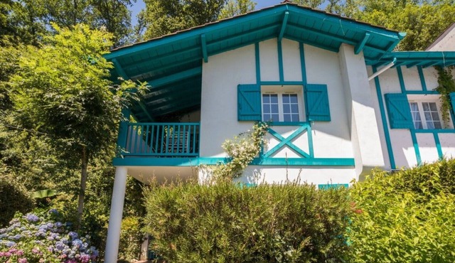 Beautiful typical Basque apartment in residence with swimming pool