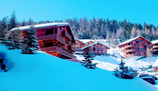 Beautiful spacious apartment, sleeping 8 in beds, free wifi and stunning views