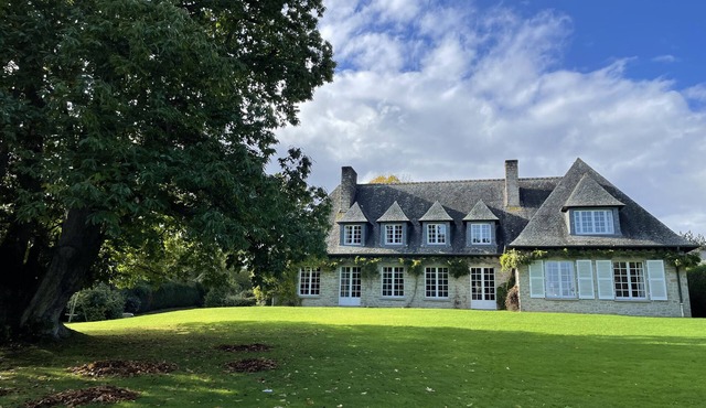 Beautiful family home set in grounds with superb views over Rance