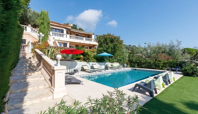 Beautiful villa with heated pool and panoramic sea view