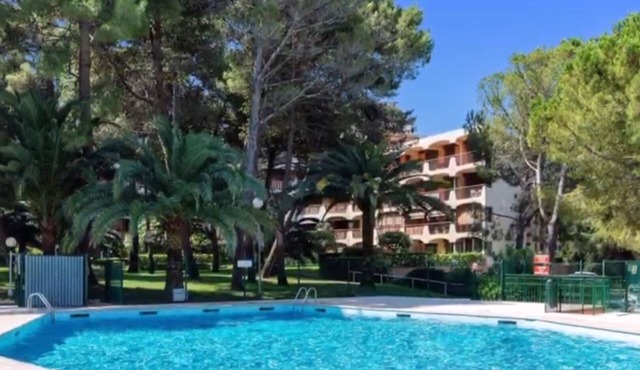 Beautiful 4-person apartment in Mandelieu La Napoule on the top floor with swimming pool