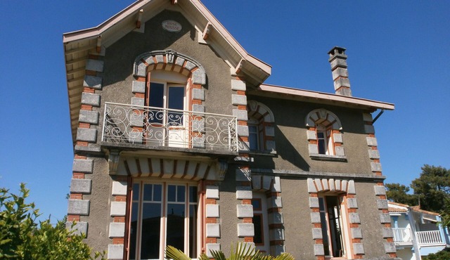 Beautiful villa, 1930's, 5 mins walk to beach and all shops. Wifi, 12 p, 5 ch.