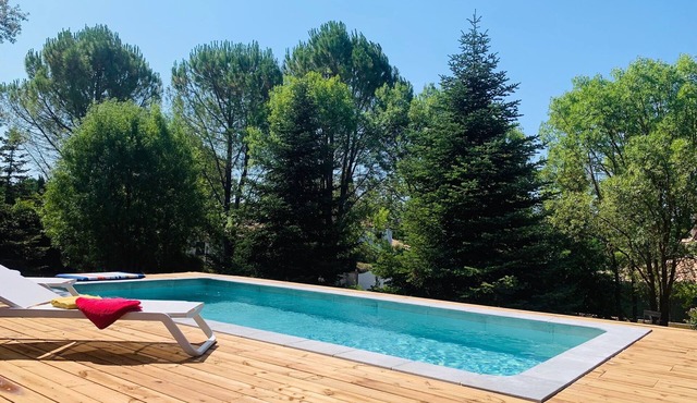 Beautiful villa on 2000m2 garden ten minutes from the town center with swimming pool