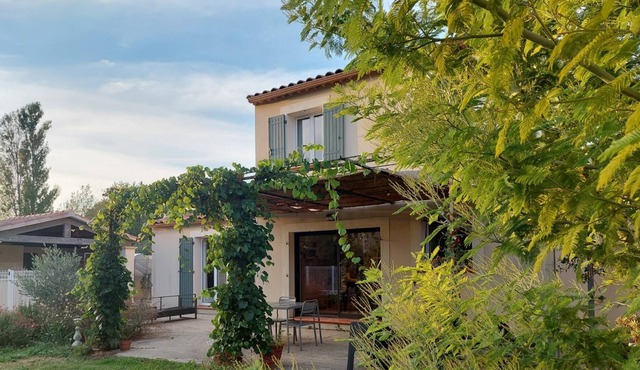 Beautiful contemporary villa with pool, near Saint Remy, at the foot of the Alpilles
