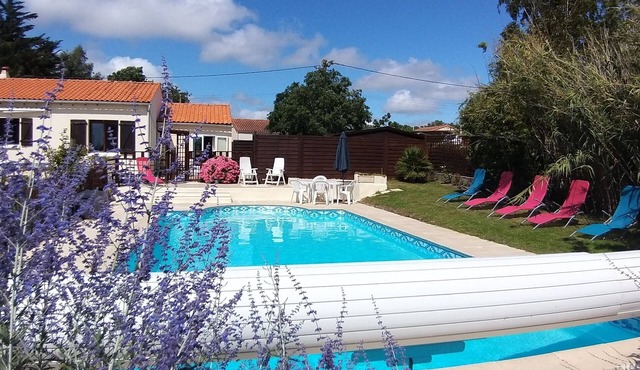 Beautiful Villa with heated pool - just 10 minutes from the sea!