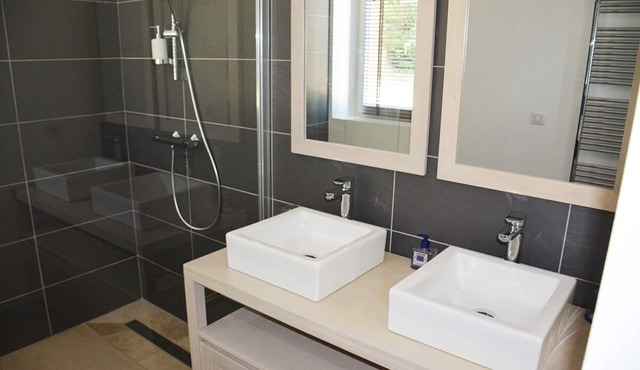 Beautiful country house recently renovated-3 ha park. It has upscale ammenities.