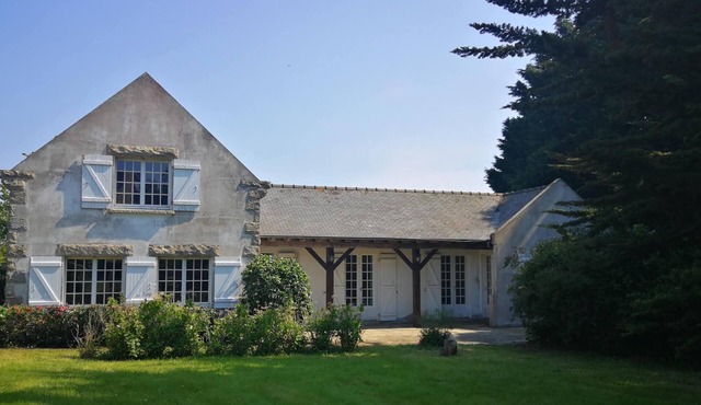 Beautiful family house, 3000m² enclosed garden, 400m from the beach