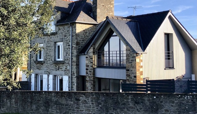Beautiful granite house facing the sea