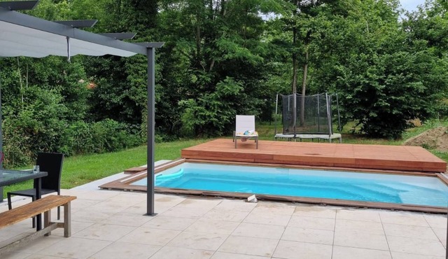 Beautiful villa with swimming pool and wooded garden 20 minutes from the beach
