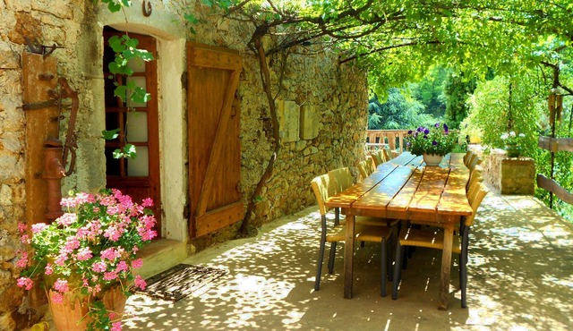 BEAUTIFUL STONE MAS, QUIET, POOL AND VIEW, COMFORTABLE for 18 pers.