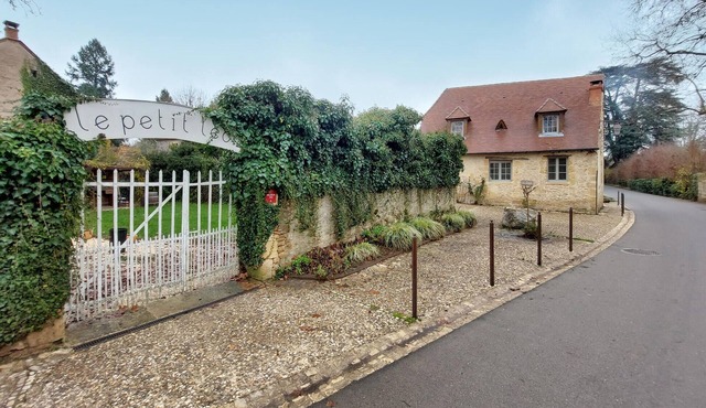 Beautiful home in Saint-Léon-sur-Vézère with WiFi