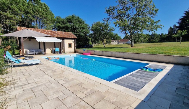 Beautiful country house for 10 with swimming pool