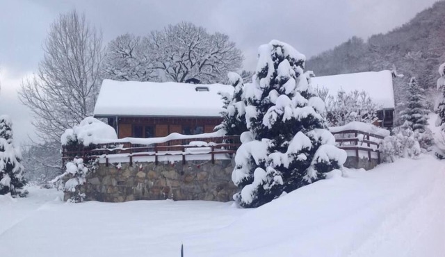 Beautiful comfortable chalet, isolated, altitude 900m, unobstructed view of the peaks, 2 hectare park