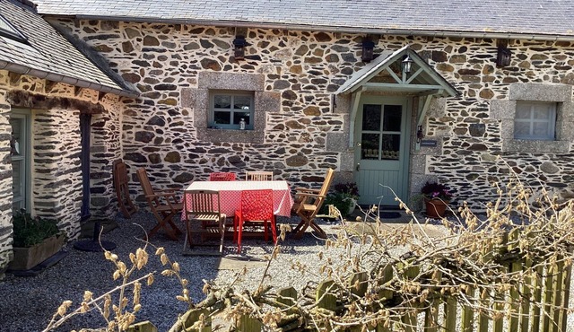 Beautiful cottage with private,heated pool and free internet access.