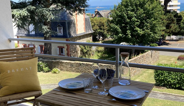 Beautiful sea view apartment 300 m from the beach