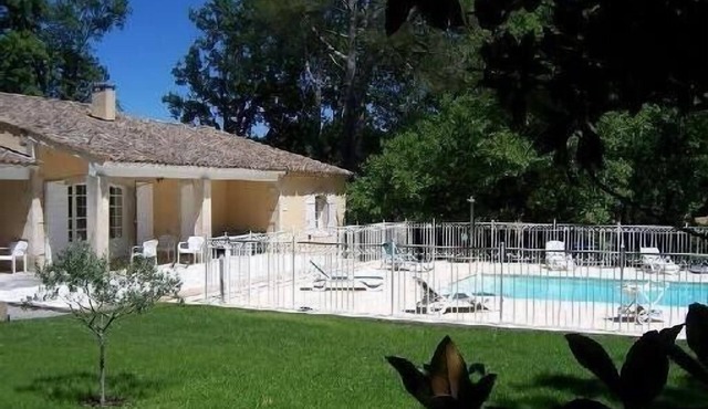 Beautiful property - heated pool - 5000 m² garden with trees - St Rémy de Provence