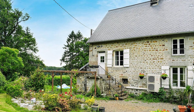Beautiful home in Saint-Sever-Calvados with WiFi