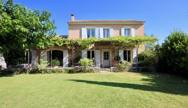 Beautiful Traditional Provencal Mas with Stunning Heated Pool, Garden & Views