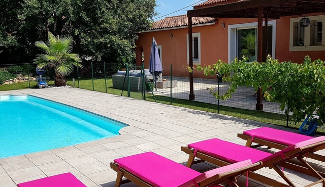 Beautiful air-conditioned villa of 250m² with peaceful swimming pool and 5 minutes from the sea
