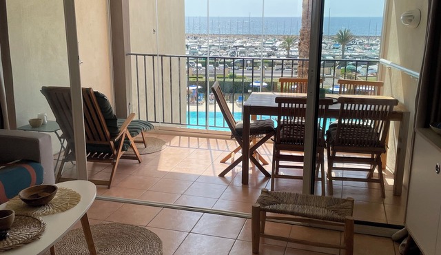 Beautiful T2 apartment in residence standing with pool facing the sea