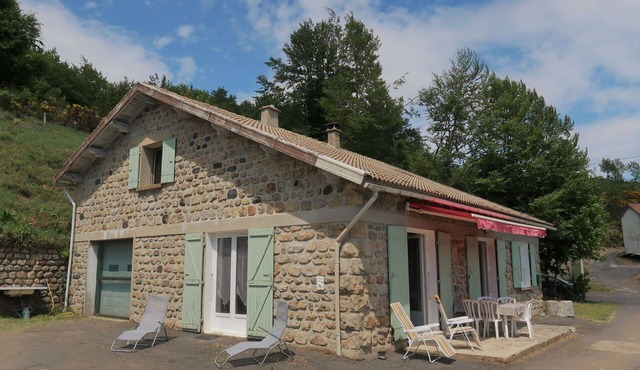 Beautiful private villa for 4 guests with TV, terrace, pets allowed and parking