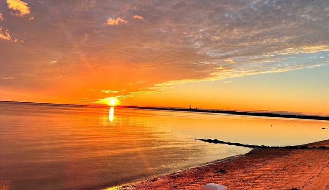 Beautiful freestanding cottage on the beach. Privacy and beautiful sunsets.