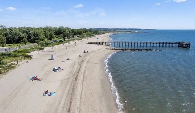 Beautiful fully equipped CT Walnut Beach cottage w/SUP & Kayak 4 min from beach!